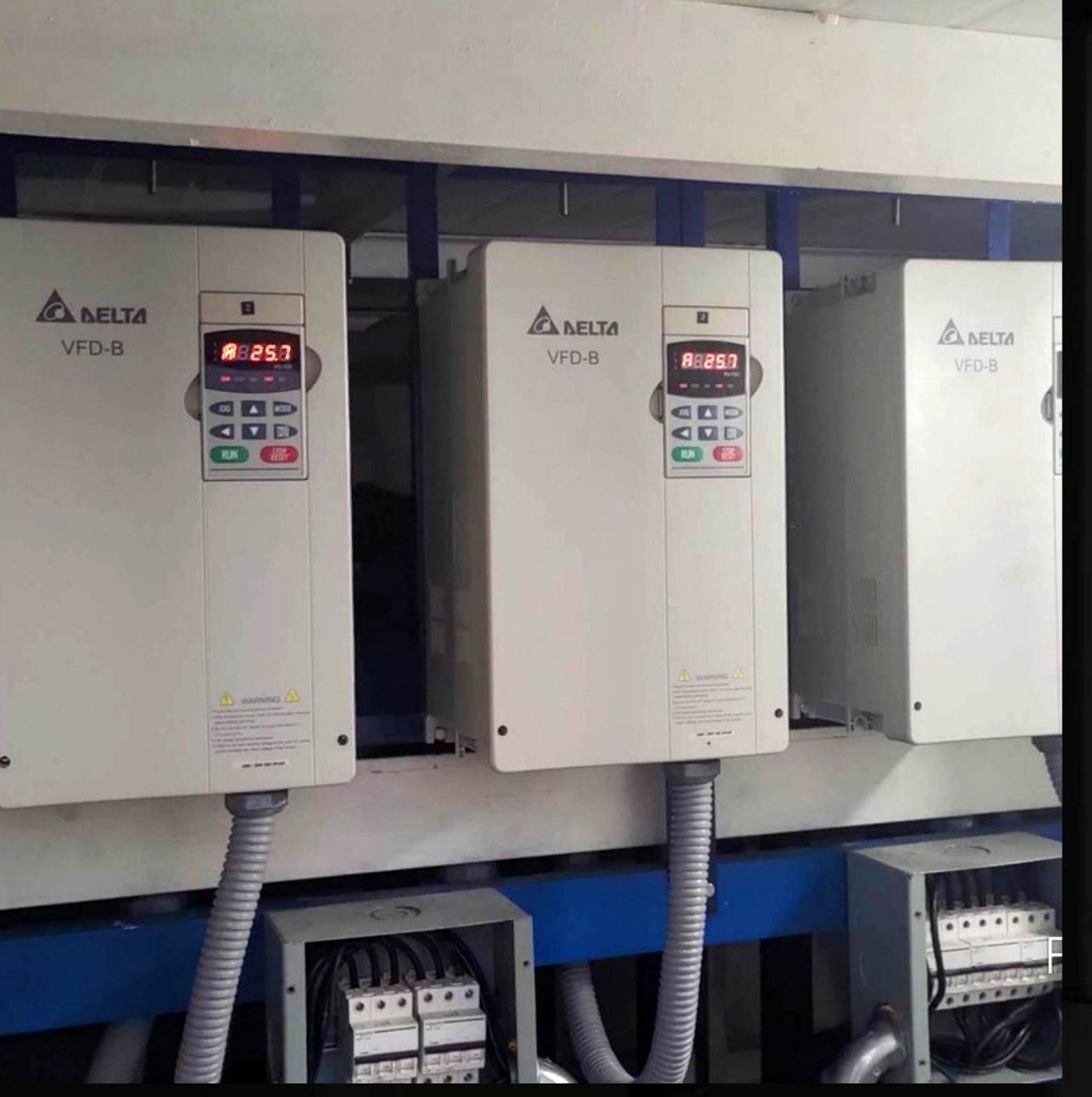 Multiple Delta VFD-B drives installed in a row